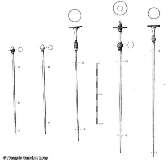 Dessins des épingles en alliage cuivreux découvertes dans le fossé du plus grand enclos de la nécropole à Marliens (Côte-d'Or).