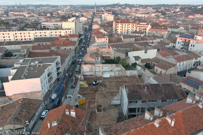 Vue de la fouille au nord de l'actuelle rue Beaucaire à Nîmes (Gard), qui reprend le tracé de l'antique voie Domitienne, principale voie d'accès à Nîmes à l'époque romaine, dont l'origine remonte à l'époque tardo-républicaine (IIe-Ier siècle avant notre ère.). Elle pénétrait dans la ville par la Porte d'Auguste. 