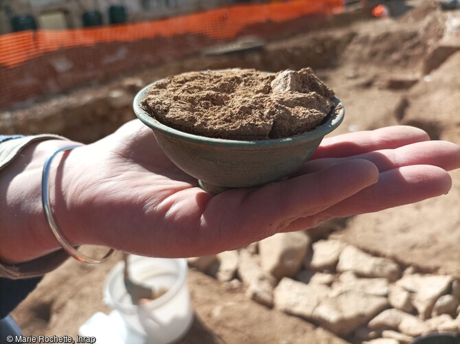 Coupe en pâte de verre mise au jour dans une des structures funéraires fouillées à Nîmes (Gard). Ces implantations funéraires, datant entre les IIe et Ier s. av. notre ère et le courant du IIe s. de notre ère, sont situées  aux abords de ces deux voies romaines. La pratique de la crémation y est majoritaire.