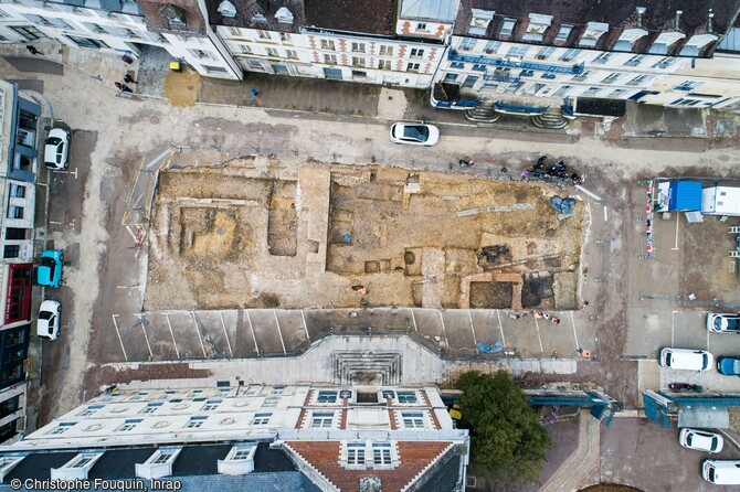 Vue générale zénithale du chantier de fouille place du Maréchal Leclerc à Auxerre (Yonne). Cette fouille a permis d'aborder les principales étapes de l'évolution urbaine d'Auxerre et tout particulièrement de ce quartier de l'Antiquité jusqu'au XIXe siècle. 