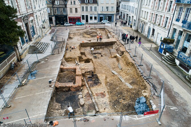 Vue générale du chantier de fouille à Auxerre (Yonne). Cette fouille a permis d'aborder les principales étapes de l'évolution urbaine d'Auxerre et tout particulièrement de ce quartier de l'Antiquité jusqu'au XIXe siècle.