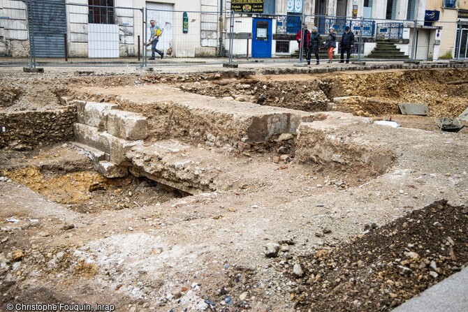 Cave de la période moderne installée contre la paroi nord du castrum de l'Antiquité tardive, place du Maréchal Leclerc à Auxerre (Yonne). Son escalier d'accès est installé au cœur de la maçonnerie antique. 