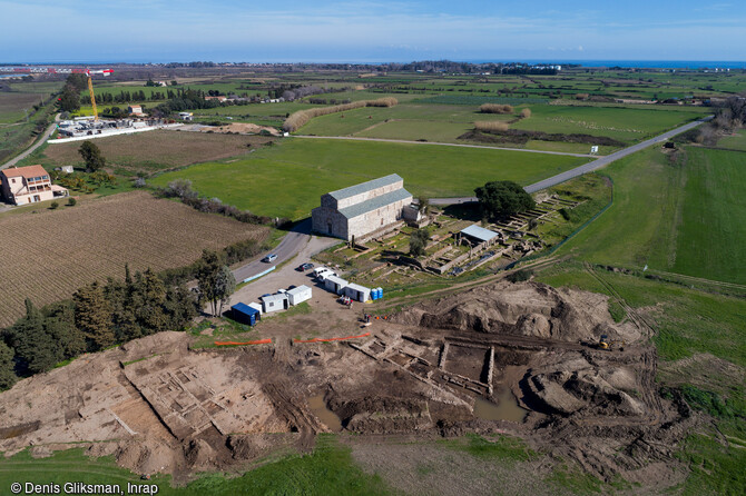 Vue a&eacute;rienne la fouille du mithr&aelig;um et de ses annexes, &eacute;rig&eacute; autour de l'an 100 de notre &egrave;re sur le site de l'antique colonie romaine de Mariana &agrave; Lucciana (Haute-Corse). A l'arri&egrave;re-plan l'&eacute;glise romane de la Canonica. 