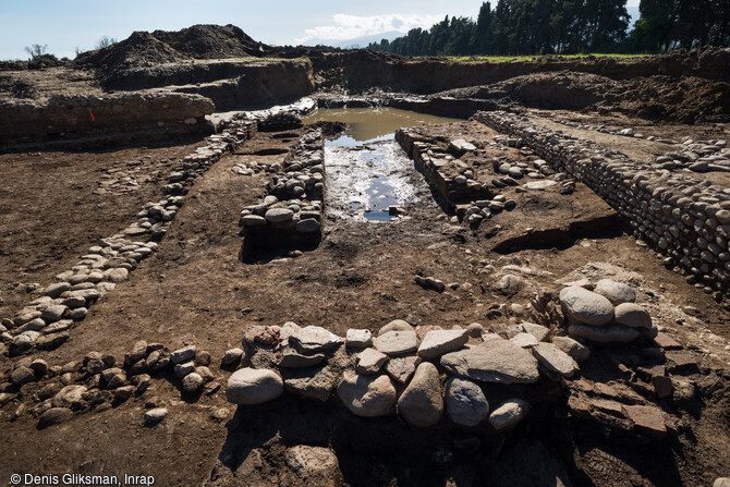 Le mithr&aelig;um, &eacute;rig&eacute; autour de l'an 100 de notre &egrave;re sur le site de l'antique colonie romaine de Mariana &agrave; Lucciana (Haute-Corse), vu du nord avec sa nef centrale et les banquettes, de 40 cm d'&eacute;paisseur environ.