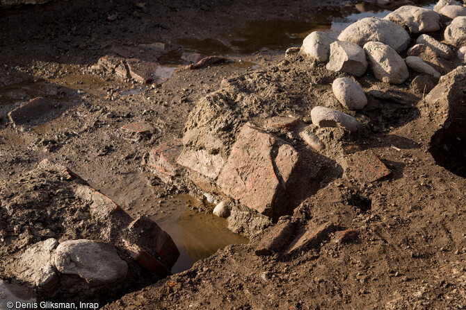Vue d'une niche vo&ucirc;t&eacute;e en briques am&eacute;nag&eacute;e dans l'&eacute;paisseur d'une banquette du mithr&aelig;um. Ce santuaire a &eacute;t&eacute; &eacute;rig&eacute; autour de l'an 100 de notre &egrave;re sur le site de l'antique colonie romaine de Mariana &agrave; Lucciana (Haute-Corse). 