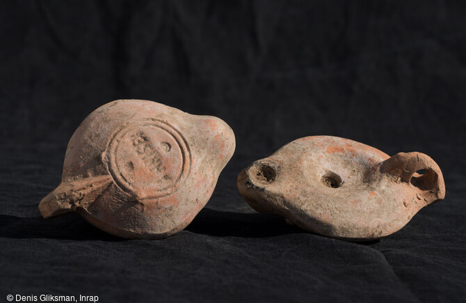 Lampes &agrave; huile d&eacute;couvertes dans les niches vo&ucirc;t&eacute;es du mithr&aelig;um. Ce sanctuaire a &eacute;t&eacute; &eacute;rig&eacute; autour de l'an 100 de notre &egrave;re sur le site de l'antique colonie romaine de Mariana &agrave; Lucciana (Haute-Corse).