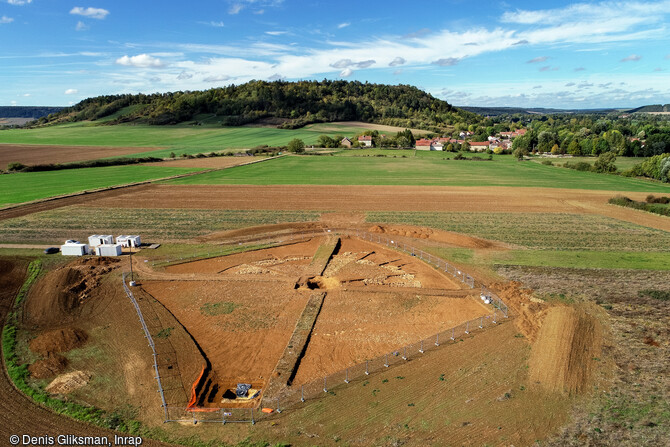 Vue a&eacute;rienne du tumulus de la tombe de  la Dame de Vix  datant de 500-490 av. notre &egrave;re, en cours de fouille en 2019 &agrave; Vix (C&ocirc;te-d'Or). Circulaire (40 m de diam&egrave;tre) le tumulus est constitu&eacute; d'un m&eacute;lange de pierres et de terre, les zones sans pierres correspondent &agrave; des fosses d'extraction de mat&eacute;riaux antiques. 