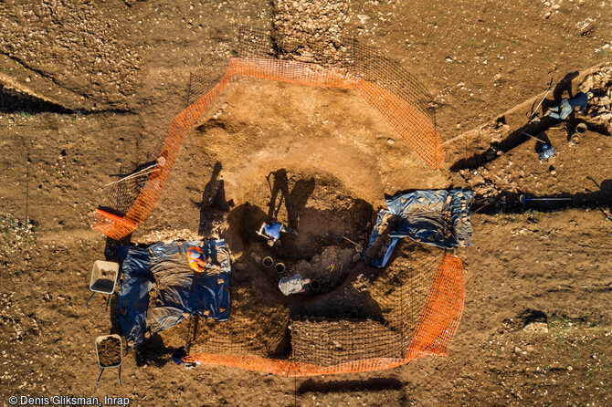 Vue z&eacute;nithale de la tombe princi&egrave;re de  la Dame de Vix  datant de 500-490 av. notre &egrave;re, en cours de fouille en 2019 &agrave; Vix (C&ocirc;te-d'Or). L'&eacute;quipe vide le remblai de la premi&egrave;re fouille de 1953, lors de sa d&eacute;couverte. 