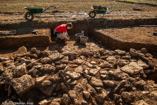 Le tumulus de la tombe princi&egrave;re de  la Dame de Vix  datant de 500-490 av. notre &egrave;re, en cours de fouille en 2019 &agrave; Vix (C&ocirc;te-d'Or). Lors du d&eacute;gagement pierre &agrave; pierre des vestiges du tumulus, les arch&eacute;ologues rencontrent aussi des vestiges plus r&eacute;cents ; ici les pierres du tumulus ont &eacute;t&eacute; r&eacute;cup&eacute;r&eacute;es durant l'antiquit&eacute; : ces activit&eacute;s de r&eacute;cup&eacute;ration ont d&eacute;truit de vastes portions de monument.&nbsp;