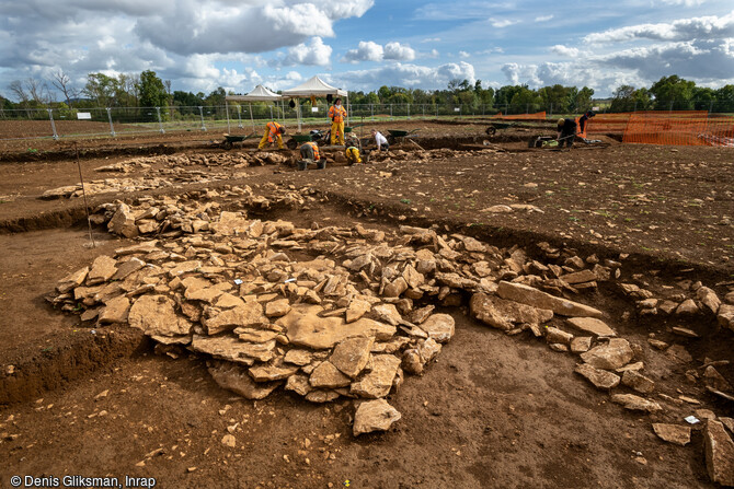 Le tumulus de la tombe princi&egrave;re de  la Dame de Vix  datant de 500-490 av. notre &egrave;re, en cours de fouille en 2019 &agrave; Vix (C&ocirc;te-d'Or). D&eacute;gagement pierre &agrave; pierre des vestiges du tumulus ; au premier plan, l'interruption soudaine des pierres correspond au passage d'une aire d'extraction de mat&eacute;riaux antiques : le tumulus a servi de carri&egrave;re de pierres. 