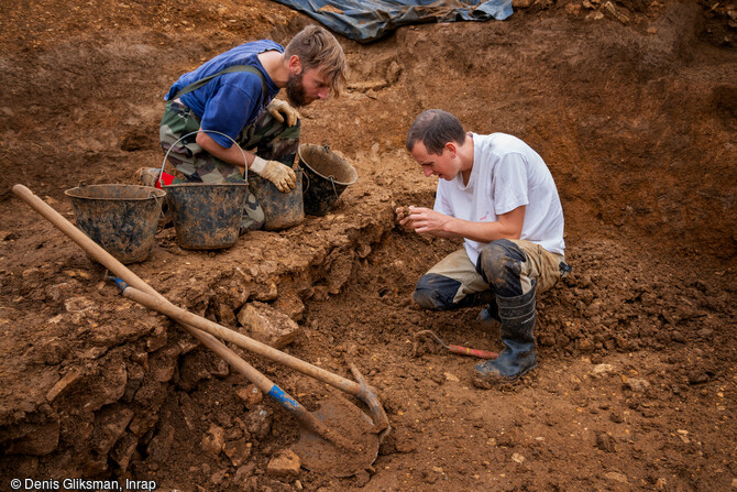 Le tumulus de la tombe princi&egrave;re de  la Dame de Vix  datant de 500-490 av. notre &egrave;re, en cours de fouille en 2019 &agrave; Vix (C&ocirc;te-d'Or). R&eacute;alis&eacute;es assez h&acirc;tivement, les premi&egrave;res fouilles de 1953, lors de la d&eacute;couverte de la tombe, ont laiss&eacute; sur place une multitude de petits fragments de bronze, de fer, et d'os, dans le s&eacute;diment argileux qui devra &ecirc;tre tamis&eacute;. &nbsp; 