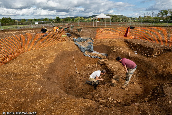 La tombe princi&egrave;re de  la Dame de Vix  datant de 500-490 av. notre &egrave;re, en cours de fouille en 2019 &agrave; Vix (C&ocirc;te-d'Or). L'&eacute;quipe des arch&eacute;ologues vide peu &agrave; peu le remblai des fouilles de 1953 ; les pierres sont mises de c&ocirc;t&eacute;, tandis que le s&eacute;diment, encore riche de mat&eacute;riel (objets, fragments osseux) est emport&eacute; pour &ecirc;tre tamis&eacute;. 