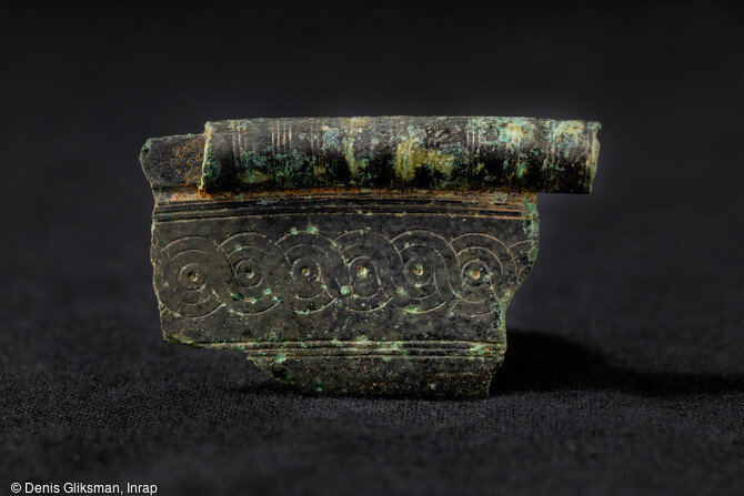 Retrouv&eacute; dans la tombe princi&egrave;re de  la Dame de Vix  datant de 500-490 av. notre &egrave;re, au cours de la fouille de 2019 &agrave; Vix (C&ocirc;te-d'Or), un fragment du grand bassin &eacute;trusque, dans les remblais de la fouille de 1953.&nbsp;