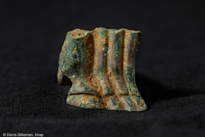 Retrouv&eacute; dans la tombe princi&egrave;re de  la Dame de Vix  datant de 500-490 av. notre &egrave;re, au cours de la fouille de 2019 &agrave; Vix (C&ocirc;te-d'Or), ce petit fragment de bronze d&eacute;cor&eacute; de bas de pattes de chevaux &eacute;tait jusqu'&agrave; pr&eacute;sent le seul &eacute;l&eacute;ment manquant sur la frise de quadriges et de hoplites d&eacute;corant la crat&egrave;re grec mis au jour en 1953.&nbsp;