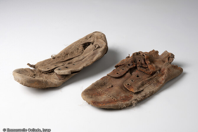 Chaussures de soldat américain mises au jour dans une fosse, au cours de la fouille du camp militaire américain, à Savenay (Loire-Atlantique), en service de 1917 à 1919. 