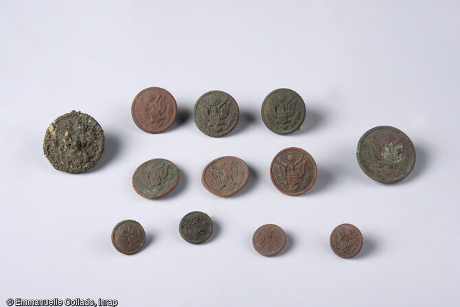 Boutons d'uniformes de l'armée américaine mis au jour dans une fosse, au cours de la fouille du camp militaire américain, à Savenay (Loire-Atlantique), en service de 1917 à 1919.