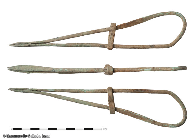Pince de médecine découverte dans une fosse, au cours de la fouille de l'hôpital militaire du camp américain, à Savenay (Loire-Atlantique), en service de 1917 à 1919.