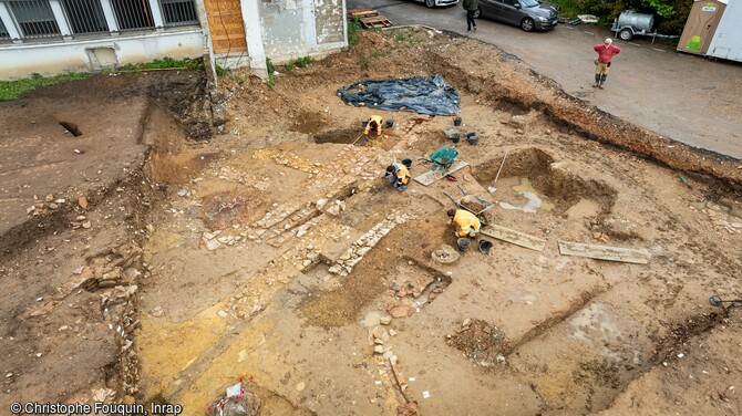 Zone de canalisations en cours de fouille à Mâcon ( Saône-et-Loire) en 2024 provenant d'un quartier résidentiel antique mis au jour.