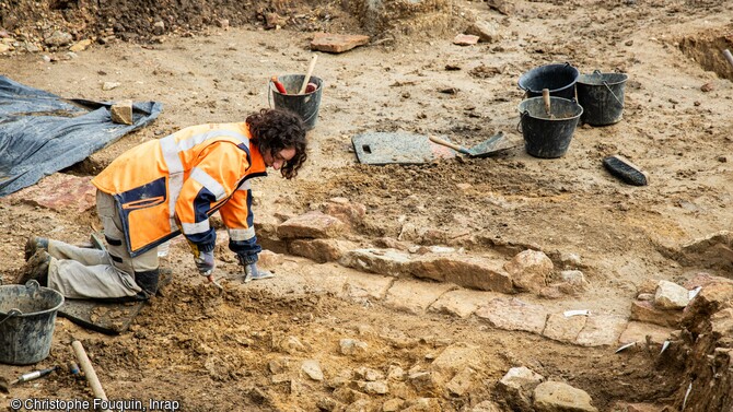 Dégagement d’une canalisation de la fouille d'un quartier résidentiel antique mis au jour à Mâcon (Saône-et-Loire) en 2024.