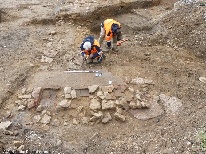 Série de trois foyers installés dans une structure maçonnée, associés à un sol en béton de tuileau provenant du chantier de la fouille de Mâcon (Saône-et-Loire) en 2024.Un quartier résidentiel antique y a été découvert. 