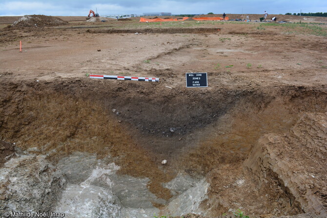 Coupe d'un des fossés de l'enclos gaulois de Meung-sur-Loire (Loiret) en 2024.