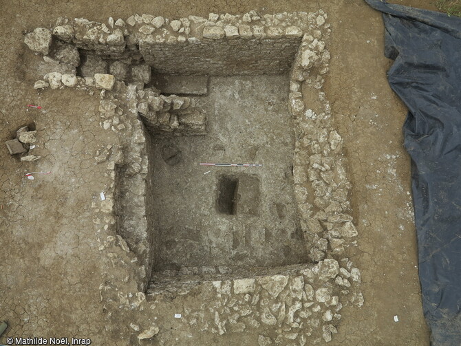 Cave gallo-romaine maçonnée en vue zénithale. L'escalier d'accès est visible. Meung-sur-Loire (Loiret),2024. 