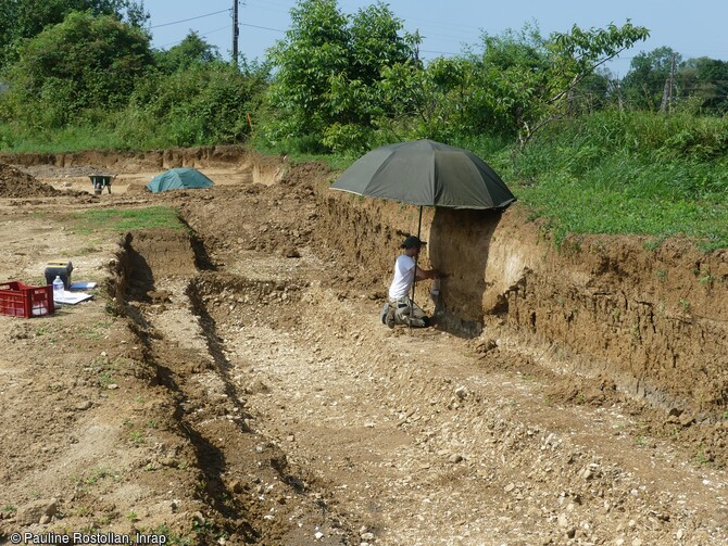 Coupe géomorphologique d'un chenal en cours de relevé à Arbois (Jura). Ce contexte alluvial explique en partie l'attractivité du secteur, sa richesse archéologique mais également l'érosion plus ou moins importante des vestiges. Cette étude géomorphologique permettra de reconstituer le paysage de cette vallée de la fin du Paléolithique à la période actuelle.  