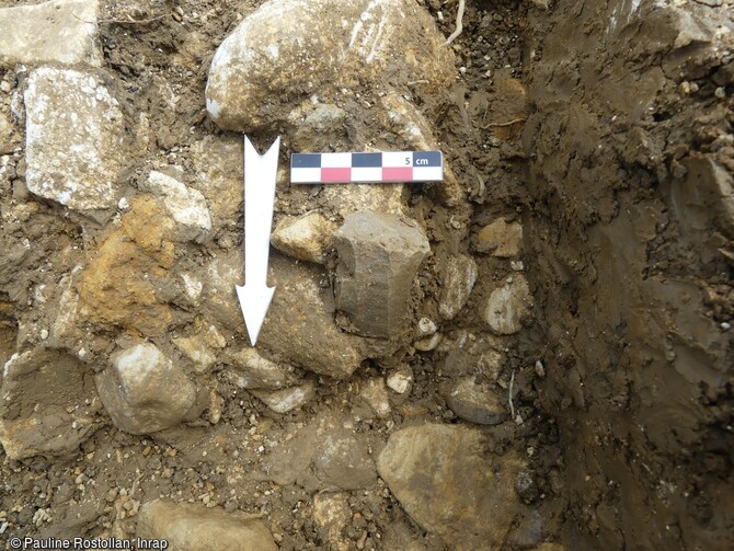 Nucléus mésolithique in situ mis au jour au cours de la fouille à Arbois (Jura).