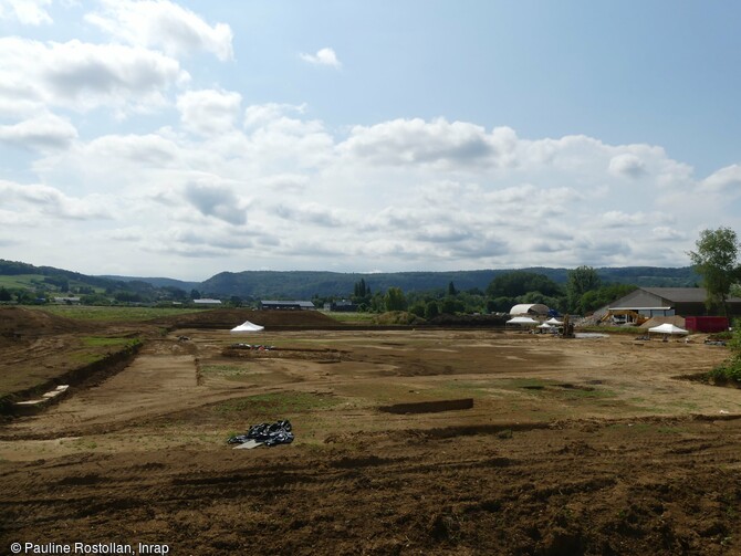 Vue d'ensemble du décapage de la zone 1 en cours de fouille à Arbois (Jura).