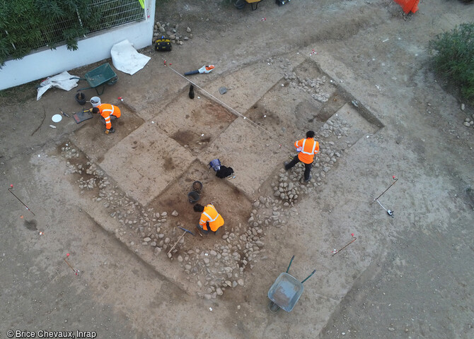 Fouille en cours du niveau d'occupation du bâtiment sur solins  à Ghisonaccia (Haute-Corse), vestige d'un habitat étrusque du VIe-IVe siècle avant notre ère.