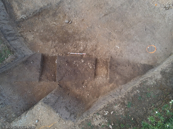 Fossé en cours de fouille à Ghisonaccia (Haute-Corse), situé à une vingtaine de mètres au sud du bâtiment de l'établissement étrusque du VIe-IVe siècle avant notre ère.