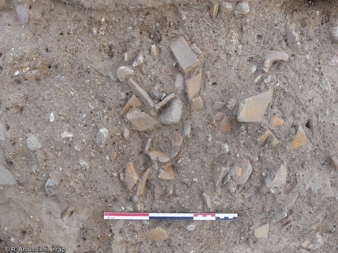 Fragments de céramiques écrasés et rejetés au sein du bâtiment de l'établissement étrusque du VIe-IVe s. av. notre ère à Ghisonaccia (Haute-Corse). 