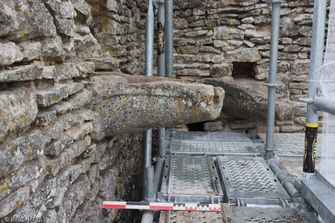 Vue de détail d'une gargouille du mur oriental de la terrasse du logis de la Brosse du XIIIe siècle, lors du diagnostic en 2021, à Châtillon-sur-Indre (Indre). 