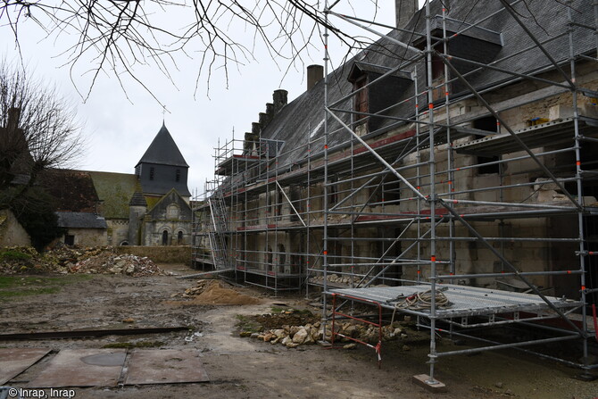 Vue générale de la façade ouest de l'aile basse du logis de la Brosse du XIIIe siècle, en cours de restauration en février 2024 à Châtillon-sur-Indre (Indre). 