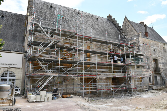 Vue générale de la façade ouest du corps central du logis de la Brosse du XIIIe siècle, en cours de restauration en juillet 2023 à Châtillon-sur-Indre (Indre).