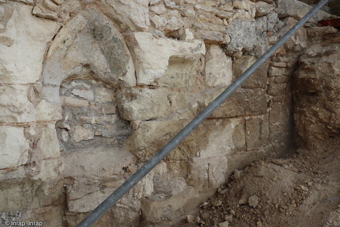 Des baies bouchées ont été redécouvertes lors du chantier de restauration du corps central du logis de la Brosse du XIIIe siècle, en cours de restauration en février 2023 à Châtillon-sur-Indre (Indre). 