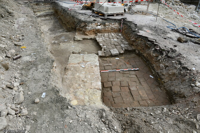 Des maçonneries et des sols du logis médiéval de la Brosse mis au jour à quelques centimètres de la surface du sol actuel à Châtillon-sur-Indre (Indre).