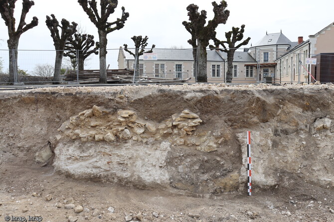 Vue en coupe d'un silo probablement médiéval creusé dans le substrat géologique place du Vieux Château en mars 2023 à Châtillon-sur-Indre (Indre).