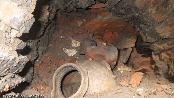 Pot laissé dans le four principal de potier à Montreuil-sur-Mer (Pas-de-Calais).