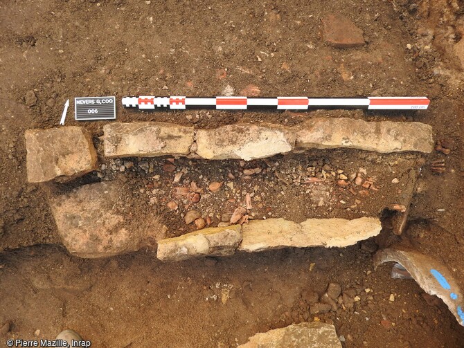 Sépulture médiévale en coffre fait de dalles de calcaire, mise au jour à Nevers (Nièvre). 