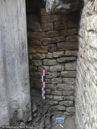 Amorce de soupirail dans la partie du mur sud de la cave antique, mise au jour à Nevers (Nièvre), dont on peut supposer qu'il s'ouvrait sur une rue. 