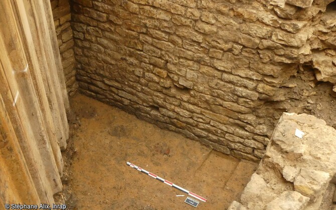 Trois trous de poteaux liés vraisemblablement à la construction de la cave durant l'Antiquité à Nevers (Nièvre).