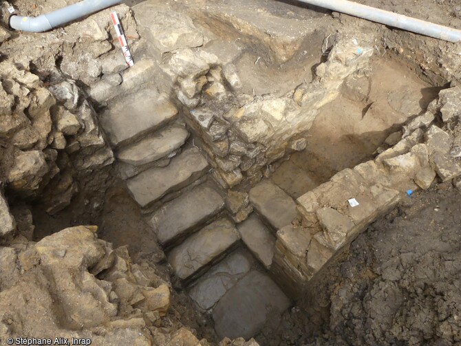 Deux escaliers desservant la cave antique à Nevers (Nièvre), dont l'accès de l'un a été bouché. Cette importante modification suggère un réagencement des pièces au rez-de-chaussée. 