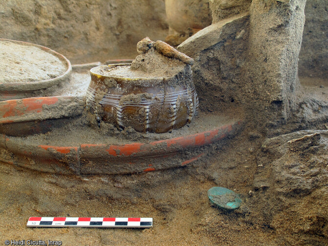 Détail d'un gobelet nervuré jaune et blanc faisant parti d'un dépôt de crémation d'époque romaine (40-70 ap. J.-C.) sur le site d'Eckwersheim (Bas-Rhin).