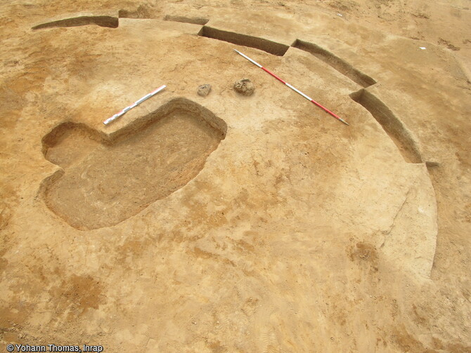 Vue générale d’un segment conservé de fossé circulaire du premier âge du Fer sur le site d'Eckwersheim(Bas-Rhin). Cet enclos délimite un espace d’environ 7 m de diamètre au centre duquel ont été mises au jour deux fosses d’inhumation se recoupant (entre le VIIIe et le VIe s av JC).