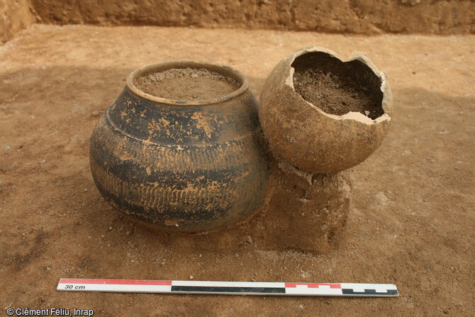 Dépôt de crémation de l'époque romaine sur le site d'Eckwersheim (Bas-Rhin). Le dépôt est constitué d’un gobelet vase-ossuaire et d’une petite cruche à une anse. La datation de cet ensemble se situe entre les années 130/140 et le début du IIIe s.