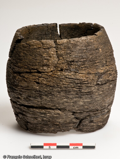 Bracelet en lignite en forme de tonnelet. Sa hauteur atteignant 80 mm, il se classe dans la catégorie des brassards hauts. Il a été découvert dans une inhumation double de la nécropole du premier âge du Fer (entre le VIIIe et le VIe s av JC)sur le site d'Eckwersheim (Bas-Rhin).