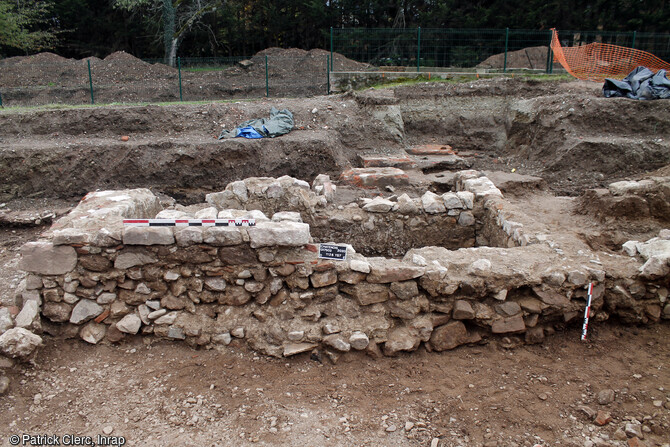 Vue du mur formant le pignon nord du moulin sans sa seconde phase d'occupation (fin XVIIe - d&eacute;but XVIIIe si&egrave;cle).Il est constitu&eacute; de moellons en gr&egrave;s et granite, de briques, de tuiles digit&eacute;es et est conserv&eacute; sur 70 &agrave; 130 cm de hauteur.