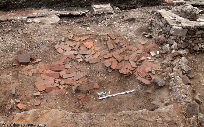 Vue du bassin situ&eacute; &agrave; proximit&eacute; du b&acirc;timent meunier sur le site de Chatenois (Bas-Rhin). Les sources comme le mobilier arch&eacute;ologique tendent &agrave; situer sa construction entre la fin du XVIIe et le d&eacute;but du XVIIIe si&egrave;cle.