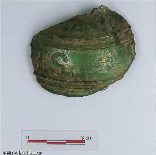 Un fragment de panse globulaire vert bouteille iris&eacute; moul&eacute;e comportant une inscription incompl&egrave;te [(&hellip;R ? P ?) ES], encadr&eacute;e de deux doubles lignes, a &eacute;t&eacute; retrouv&eacute; dans un des b&acirc;timents du site de Ch&acirc;tenois (Bas-Rhin). Ces inscriptions identifient g&eacute;n&eacute;ralement leur provenance ainsi que leur contenu. La couleur verte du verre permet une bonne conservation du liquide. Ces bouteilles apparaissent lors de la seconde moiti&eacute; du XIXe si&egrave;cle.